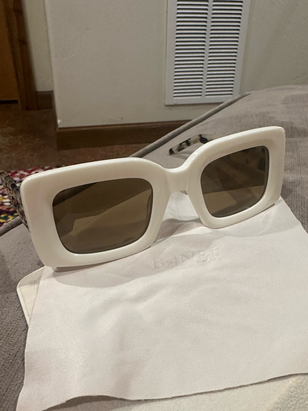 Banbè cream white with tortoise shell.